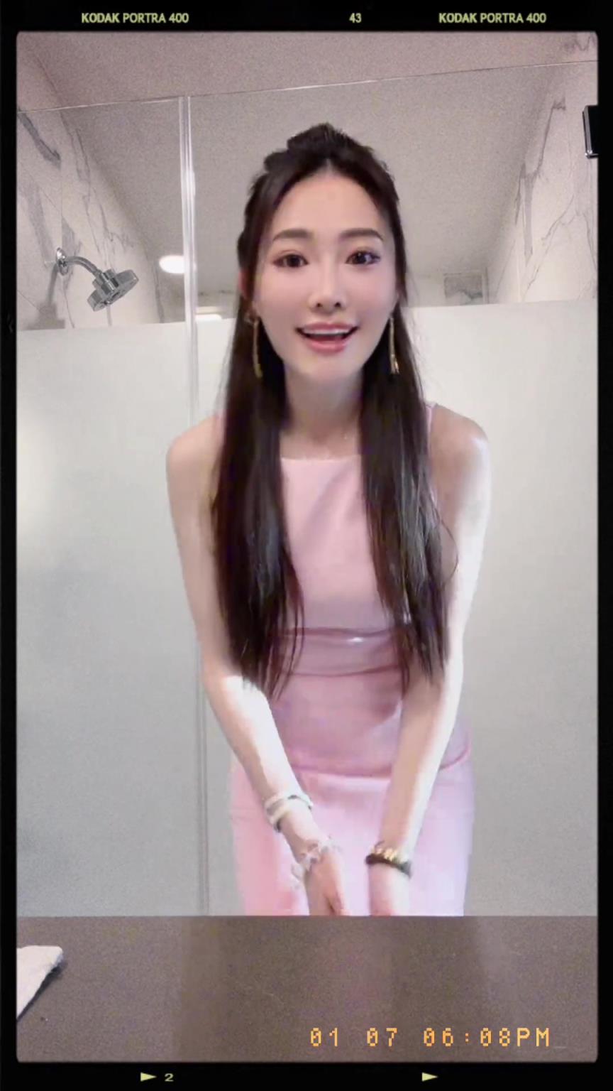 美美哒！前方女记者孟超赛前准备上班时候的自拍视频很粉嫩