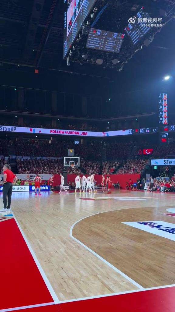 现场视角看中国男篮VS日本男篮最后7秒钟！现场球迷太疯狂了！