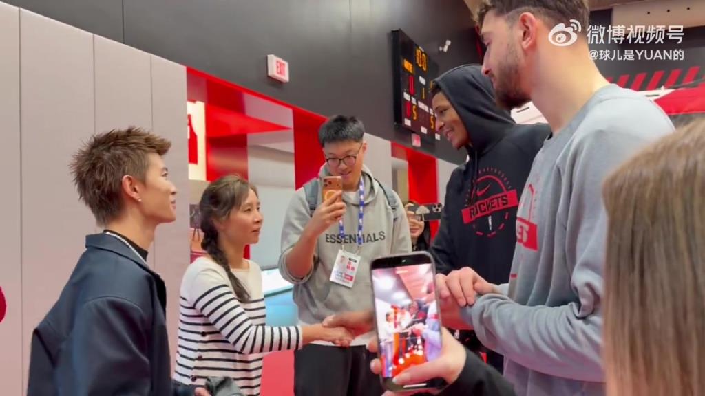 你俩认识？任嘉伦赛后和申京聊天，小史密斯还主动上前与其握手！