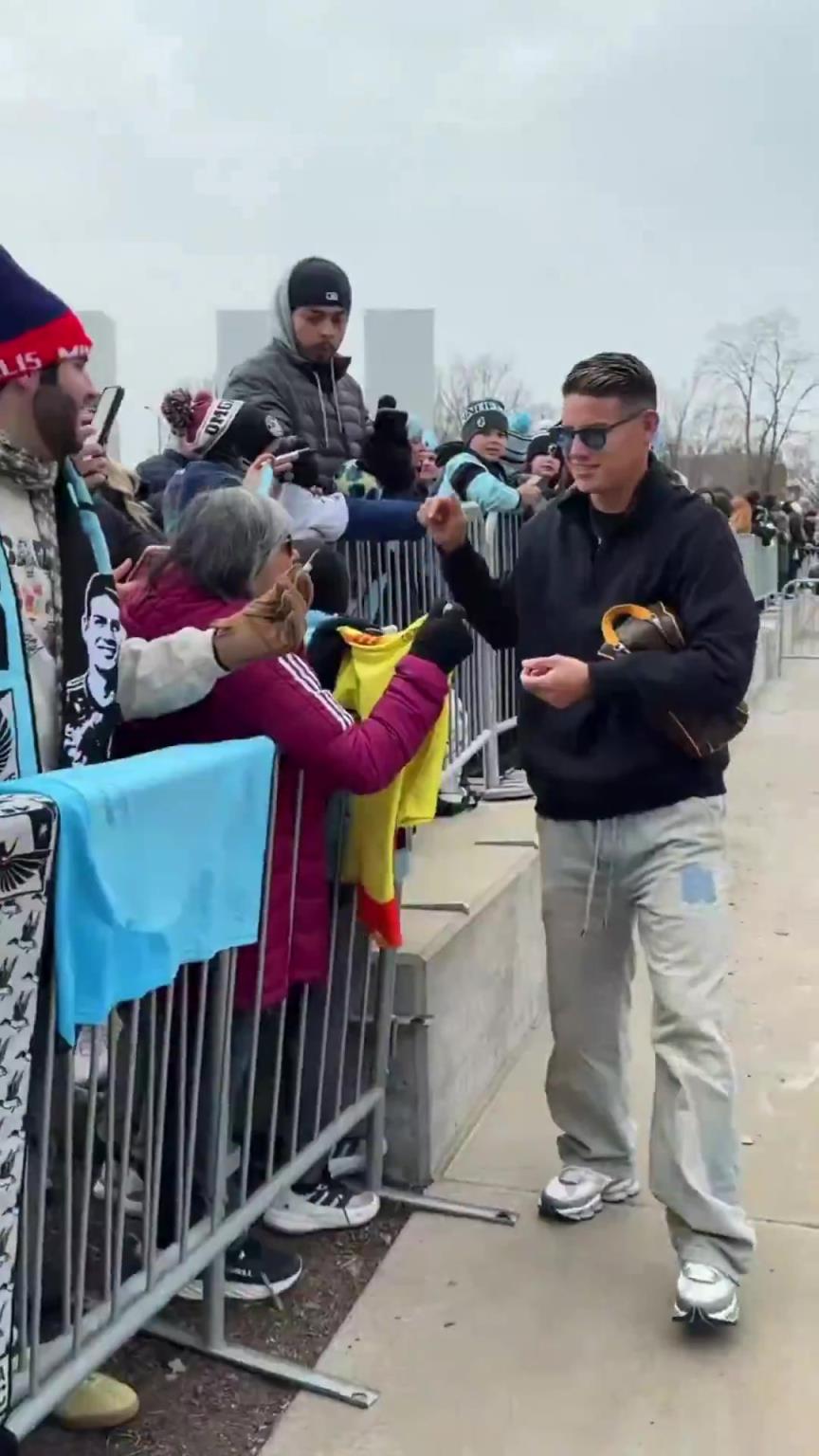 依旧帅气！J罗加盟明尼苏达联赛前为球迷签名！