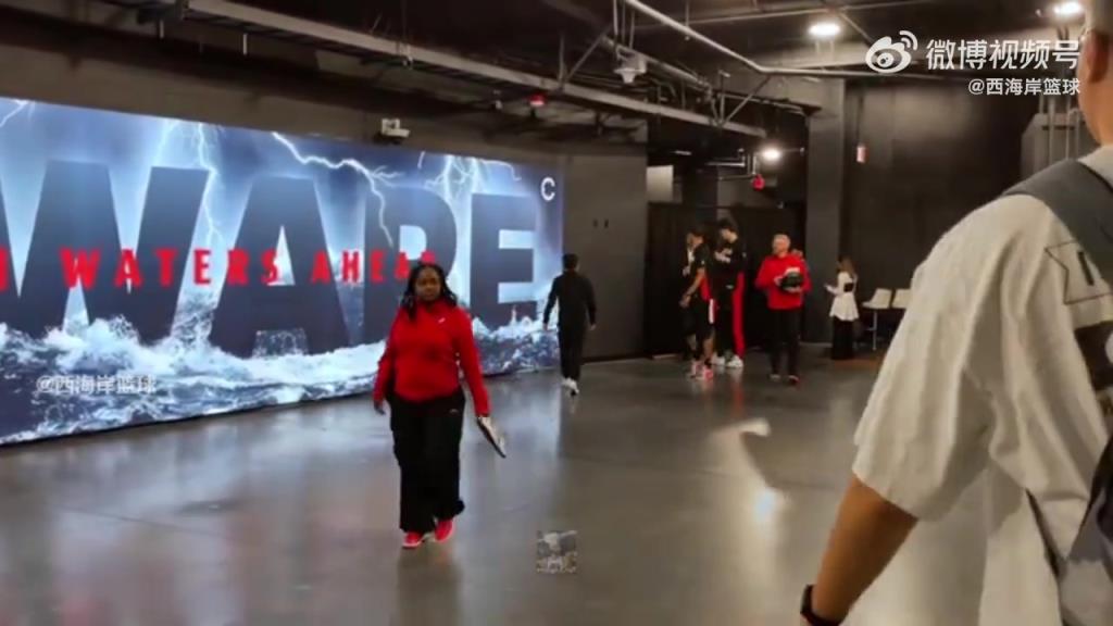 在聊啥呢？杨瀚森赛后跟开拓者总经理克罗宁交流！