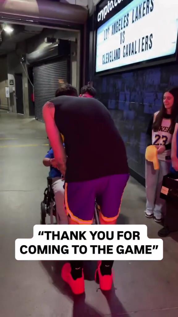 暖心❤️！东契奇赛前见小球迷给小球迷签名...